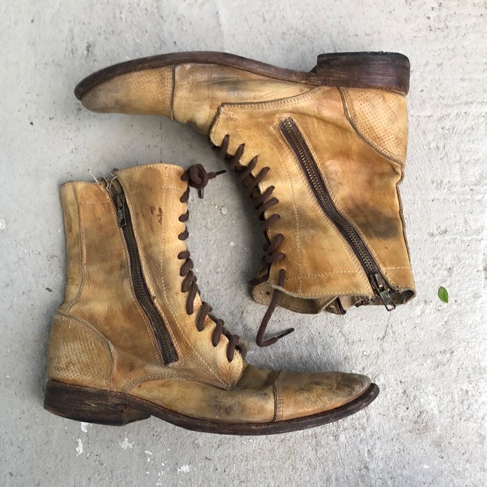 Distressed  Bed/Stu boots